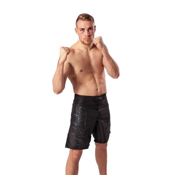 Fightnature MMA Shorts reflektierender Druck schwarz - Ansicht an Kampfsportler