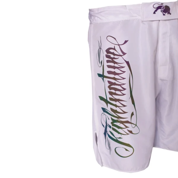 Fightnature MMA Shorts reflektierender Druck weiß - Seiteansicht Schriftzug