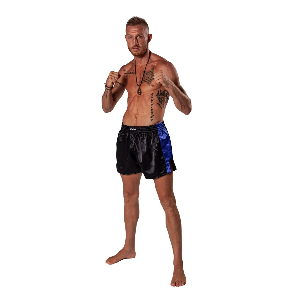 Kwon Clubline Thai Shorts schwarz-blau - Ansicht an Kampfsportler