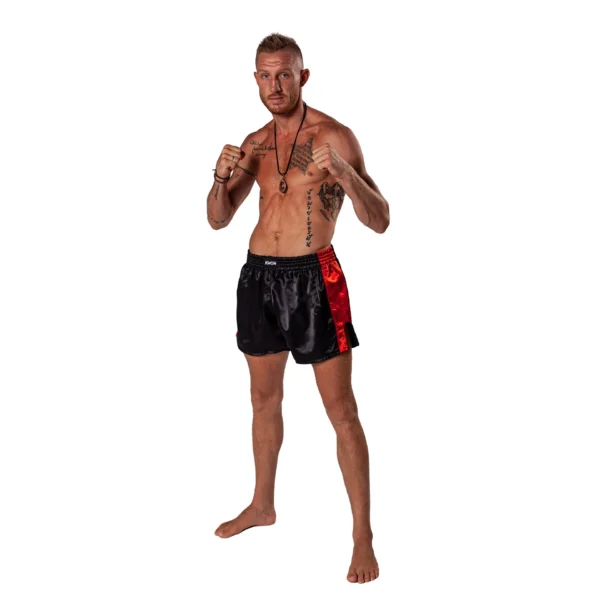 Kwon Clubline Thai Shorts schwarz-rot - Ansicht an Kampfsportler