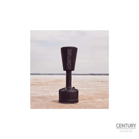 Century Uppercut Wavemaster Standboxsack mit Nummerierung schwarz-weiß - steht draußen auf dem Sand