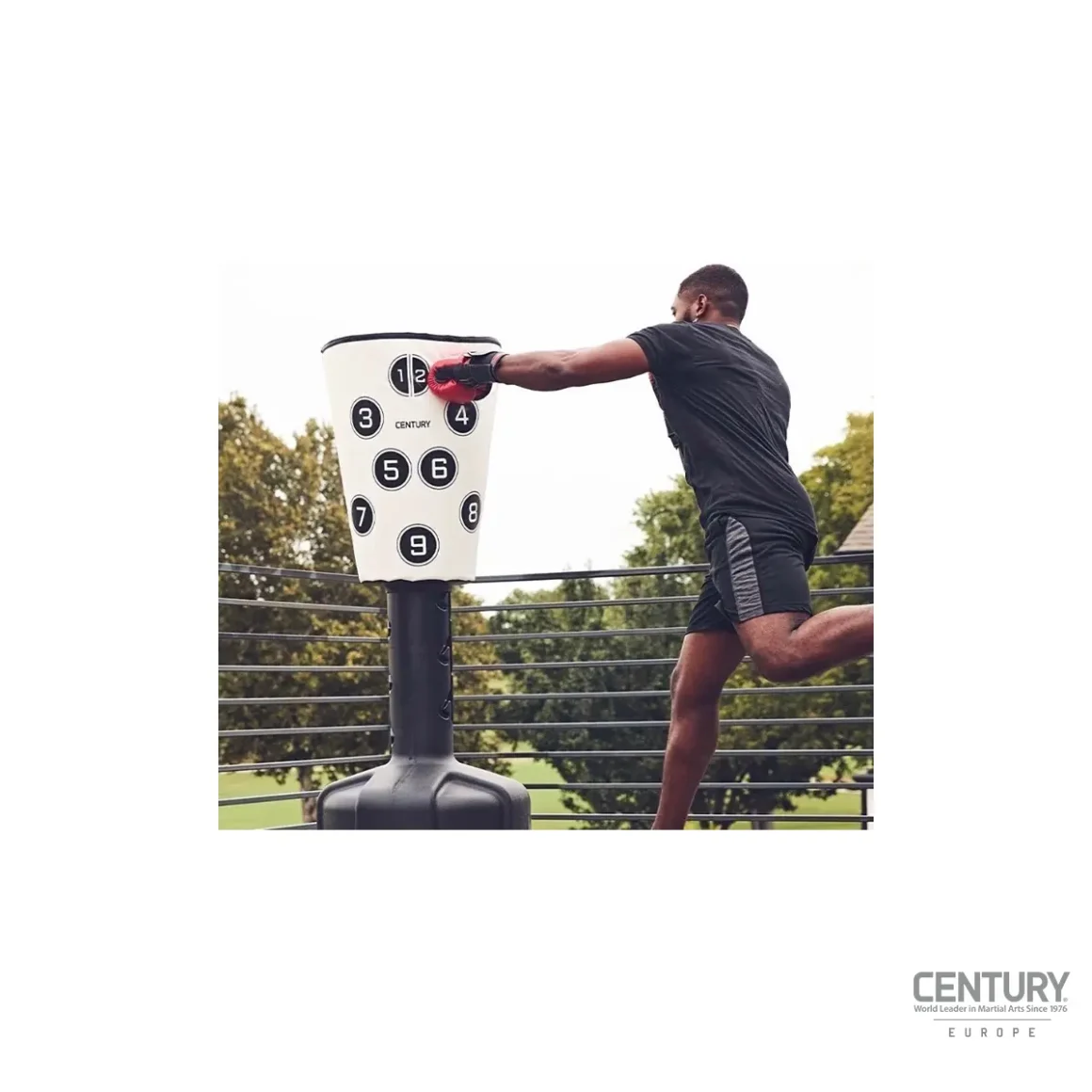 Century Uppercut Wavemaster Standboxsack mit Nummerierung schwarz-weiß - Kampfsportler schlägt mit der linken Faust rechts neben 1/2 Nummer ein