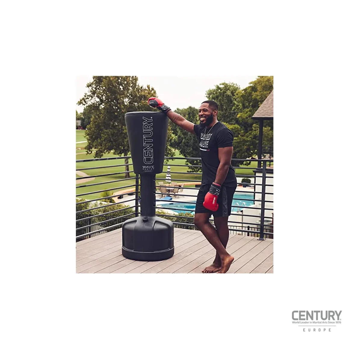 Century Uppercut Wavemaster Standboxsack mit Nummerierung schwarz-weiß - Kampfsportler macht Pause und stützt sich am Boxsack ab