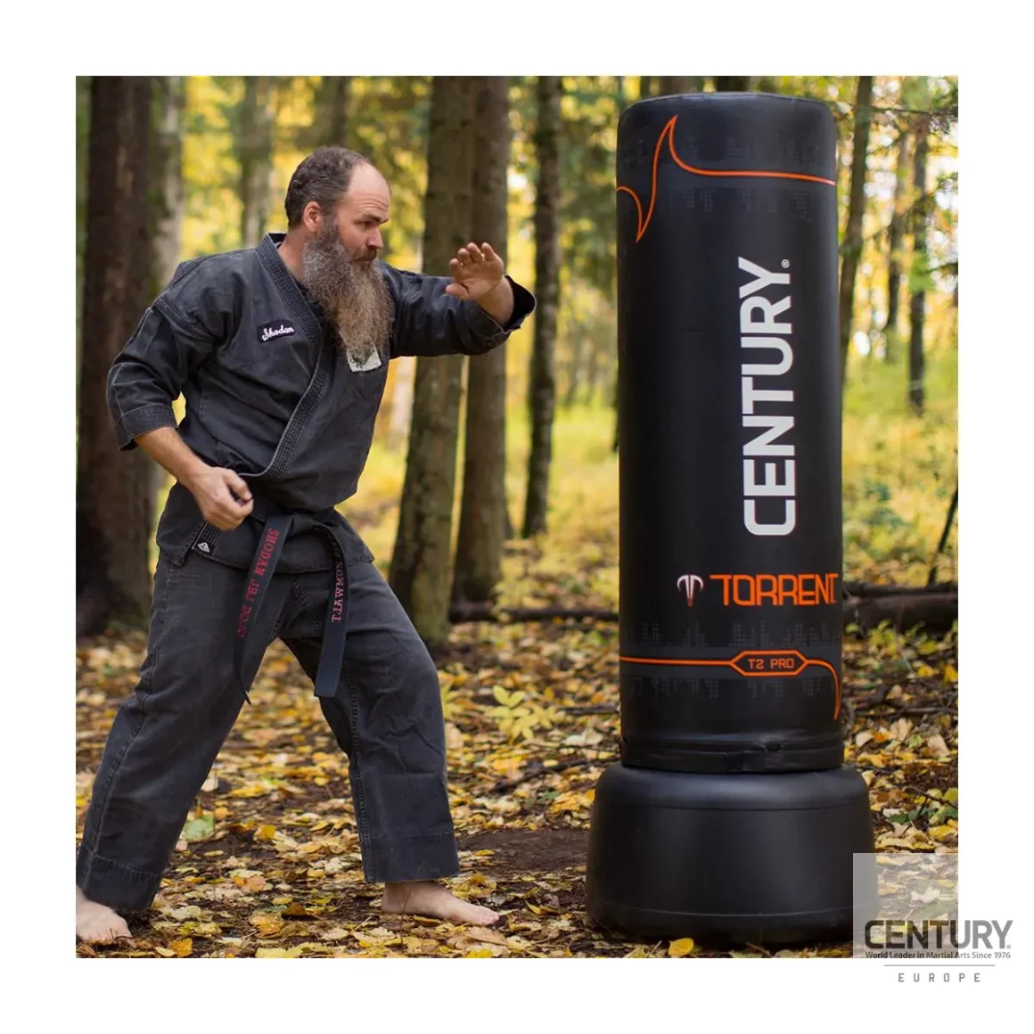 Century Torrent T2 Pro Standboxsack schwarz - Kampfsportler kurz vorm Schlag auf den Boxsack