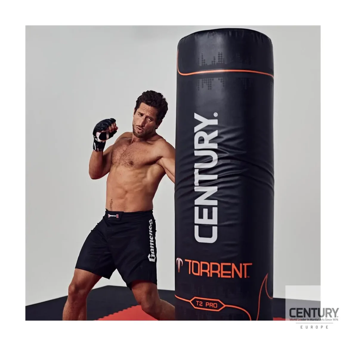 Century Torrent T2 Pro Standboxsack schwarz - Boxer schlägt auf Boxsack ein