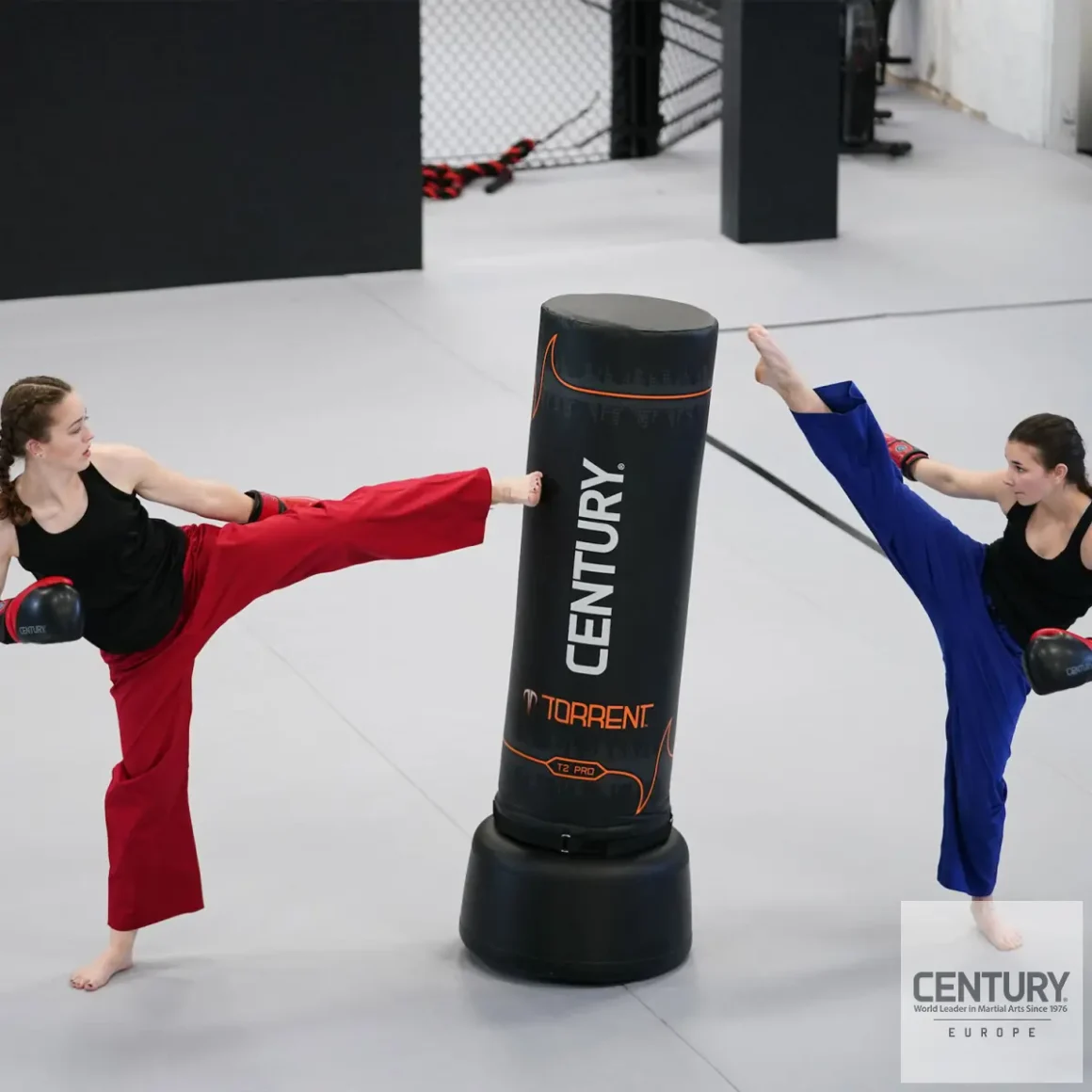 Century Torrent T2 Pro Standboxsack schwarz - 2 Frauen üben zusammen Kicke am Boxsack