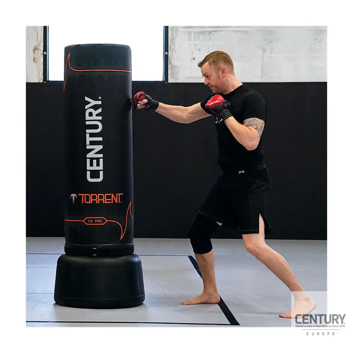 Century Torrent T2 Pro Standboxsack schwarz - ein Boxer schlägt mit der rechten auf den Boxsack (Seitenansicht)