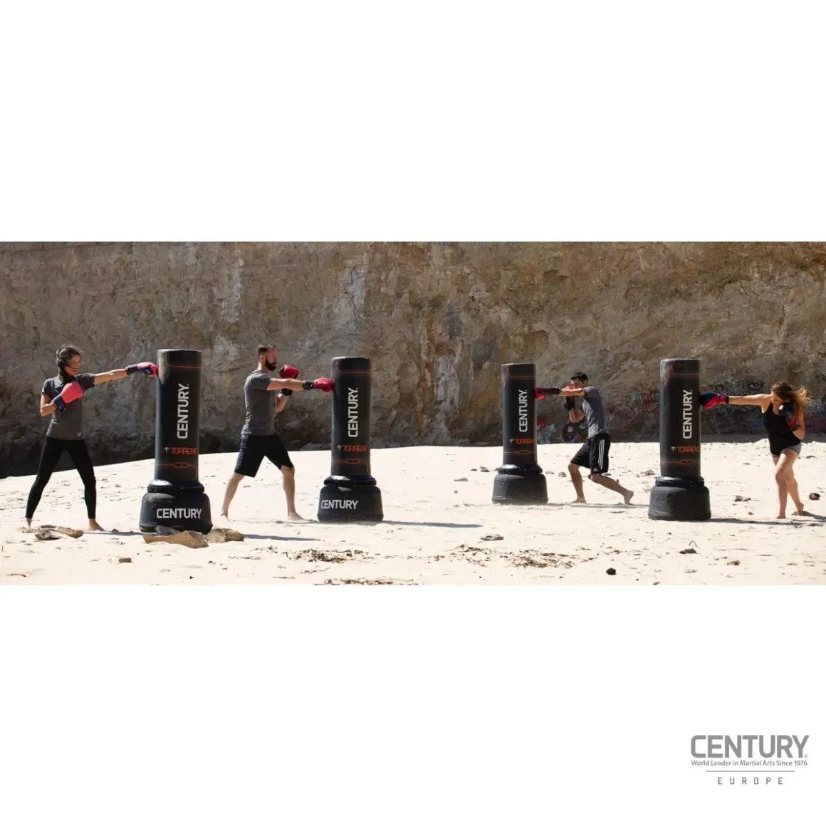 Century Torrent T2 Pro Standboxsack schwarz - vier Boxer schlagen mit der Faust auf ihren Boxsack ein (Seitenansicht)