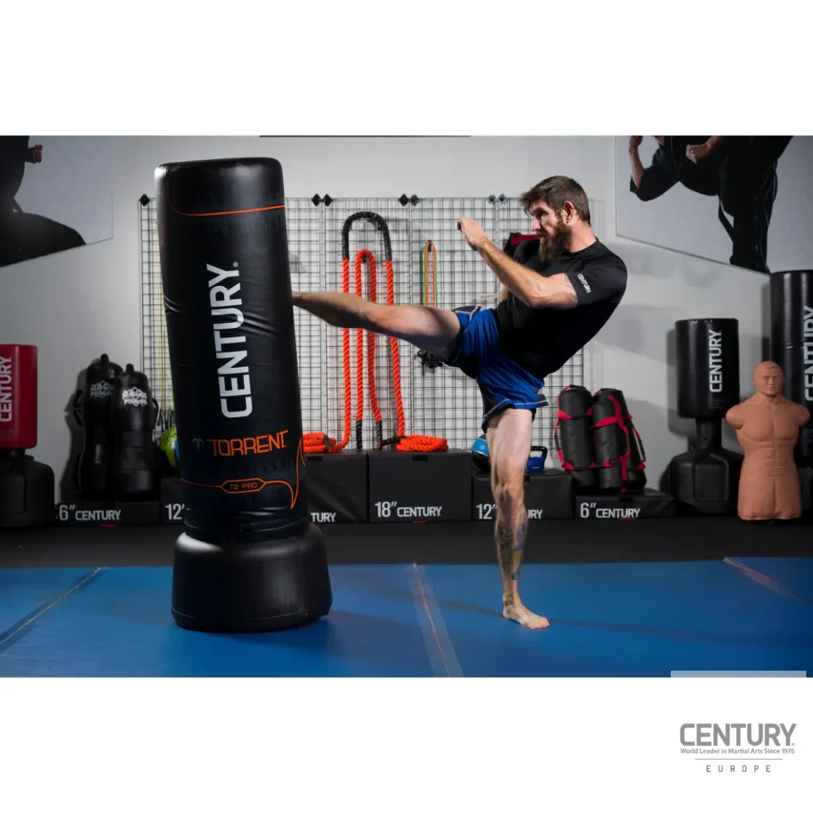 Century Torrent T2 Pro Standboxsack schwarz - Sportler kickt mit dem rechten Fuß an die mittlere Hälfte des Boxsacks