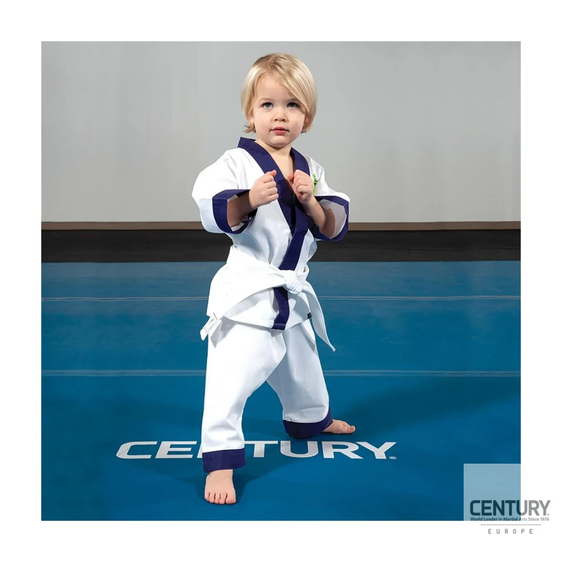 Century Lil Dragon Uniform weiß - Kind in Kampfstellung mit weißem Gürtel auf der Matte