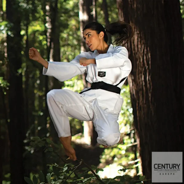 Century TKD LW Student Uniform 6 oz. weiß - Kampfsportlerin führt Sprungkick mit Fauststoß aus