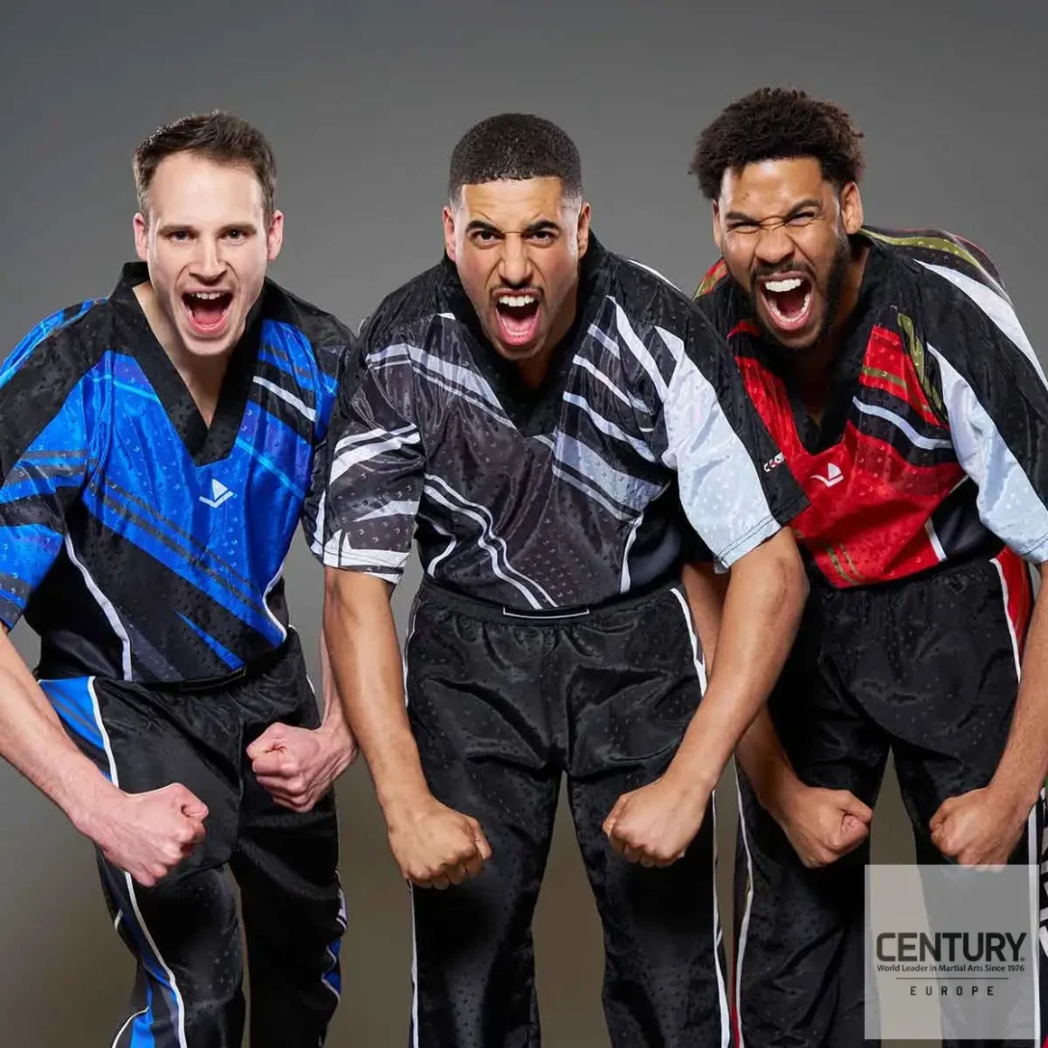 Century Uniform Shirt C-Gear Integrity Wako zertifiziert schwarz-grau/blau/rot - Ansicht 3 Männer mit geballten Fäusten und Kampfschrei