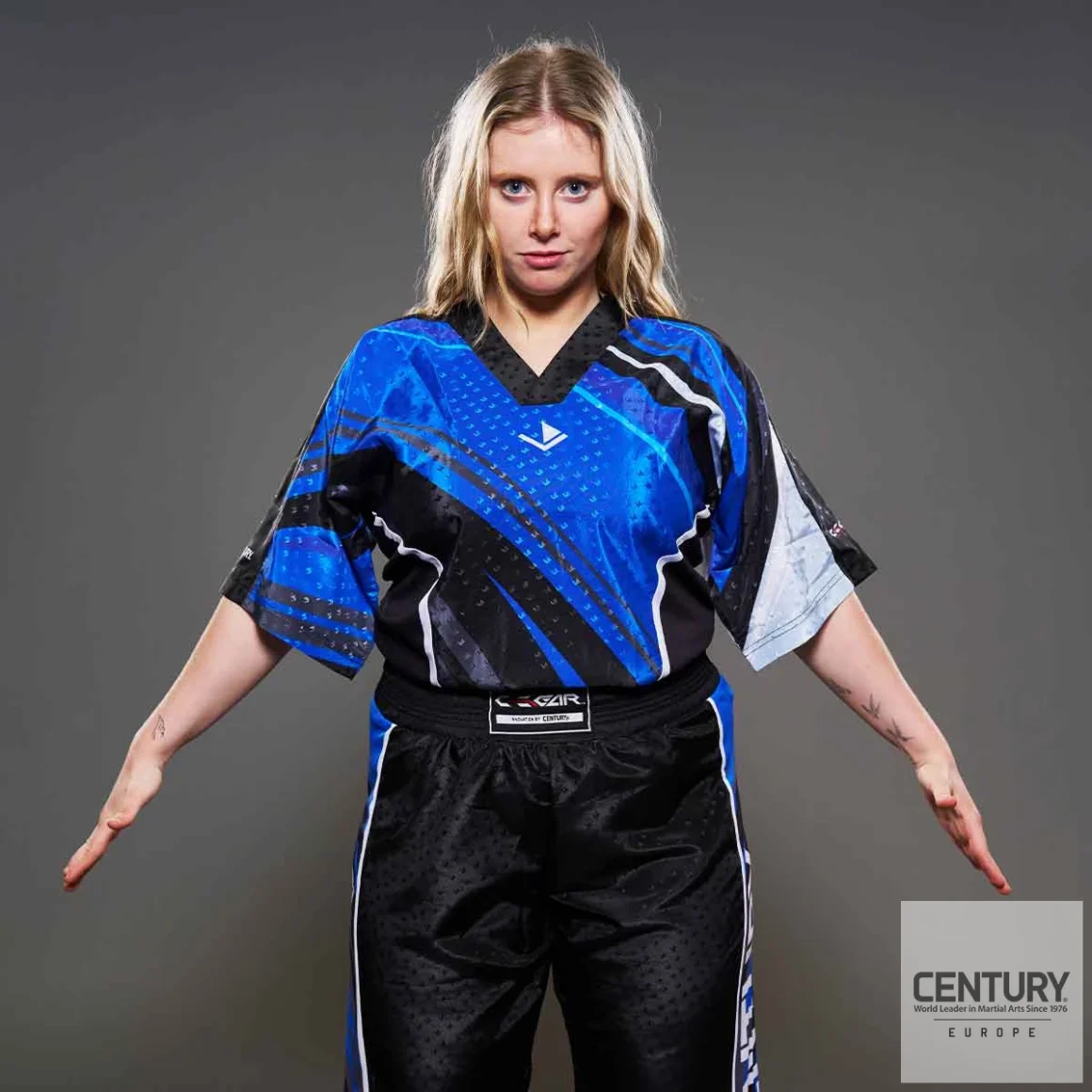 Century Uniform Shirt C-Gear Integrity Wako zertifiziert schwarz-blau- Vorderansicht an einer Frau mit passender Hose