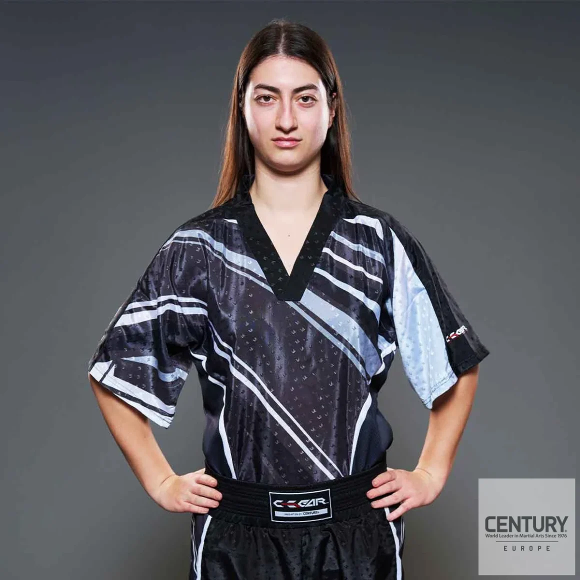 Century Uniform Shirt C-Gear Integrity Wako zertifiziert schwarz-blau- Vorderansicht an einer Frau