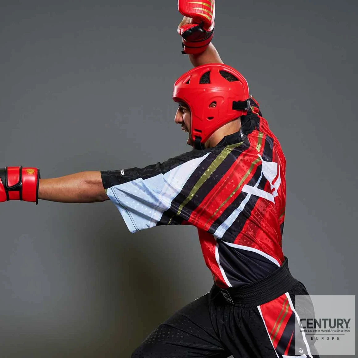 Century Uniform Shirt C-Gear Integrity Wako zertifiziert schwarz-rot - Seitenansicht an einem Mann beim Sparring