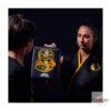 Cobra Kai quadratische Handpratze schwarz - Frau hält Pratze fest und Kind steht davor