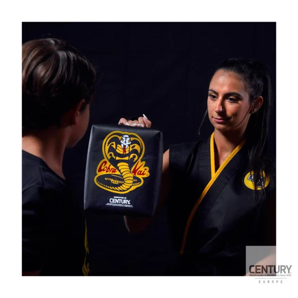 Cobra Kai quadratische Handpratze schwarz - Frau hält Pratze fest und Kind steht davor