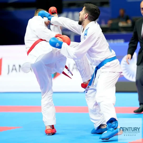 Century Punok WKF Wettkampf Kumite Uniform Takyon 3 Teile Set weiß - Karate Wettkampf, Gegner in blau schlägt Kontrahent in rot