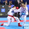 Century Punok WKF Wettkampf Kumite Uniform Takyon 3 Teile Set weiß - Karate Wettkampf, Gegnerin in blau kickt auf Kontrahentin in rot