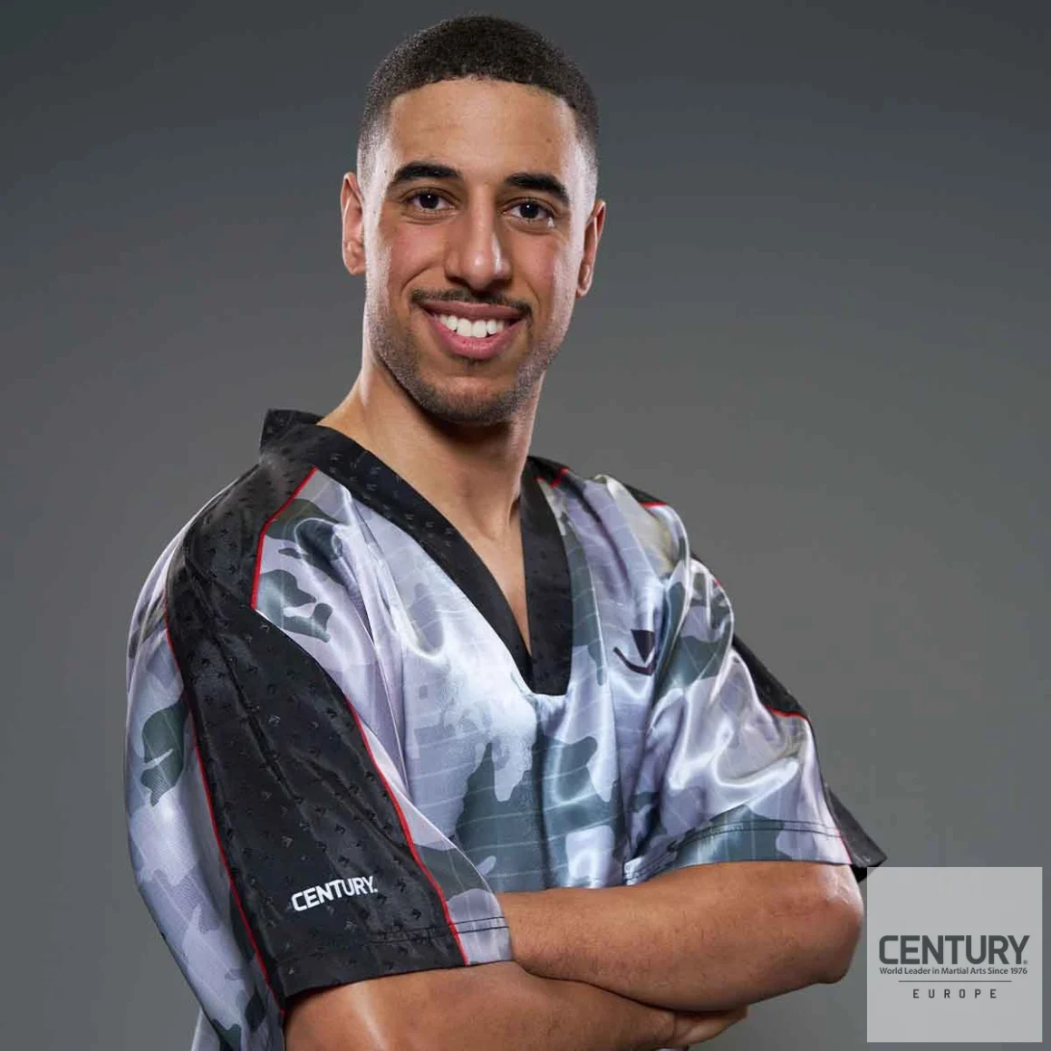 Century Uniform C-Gear Shirt Respect WAKO zertifiziert schwarz-grau - Vorderansicht an Sportler