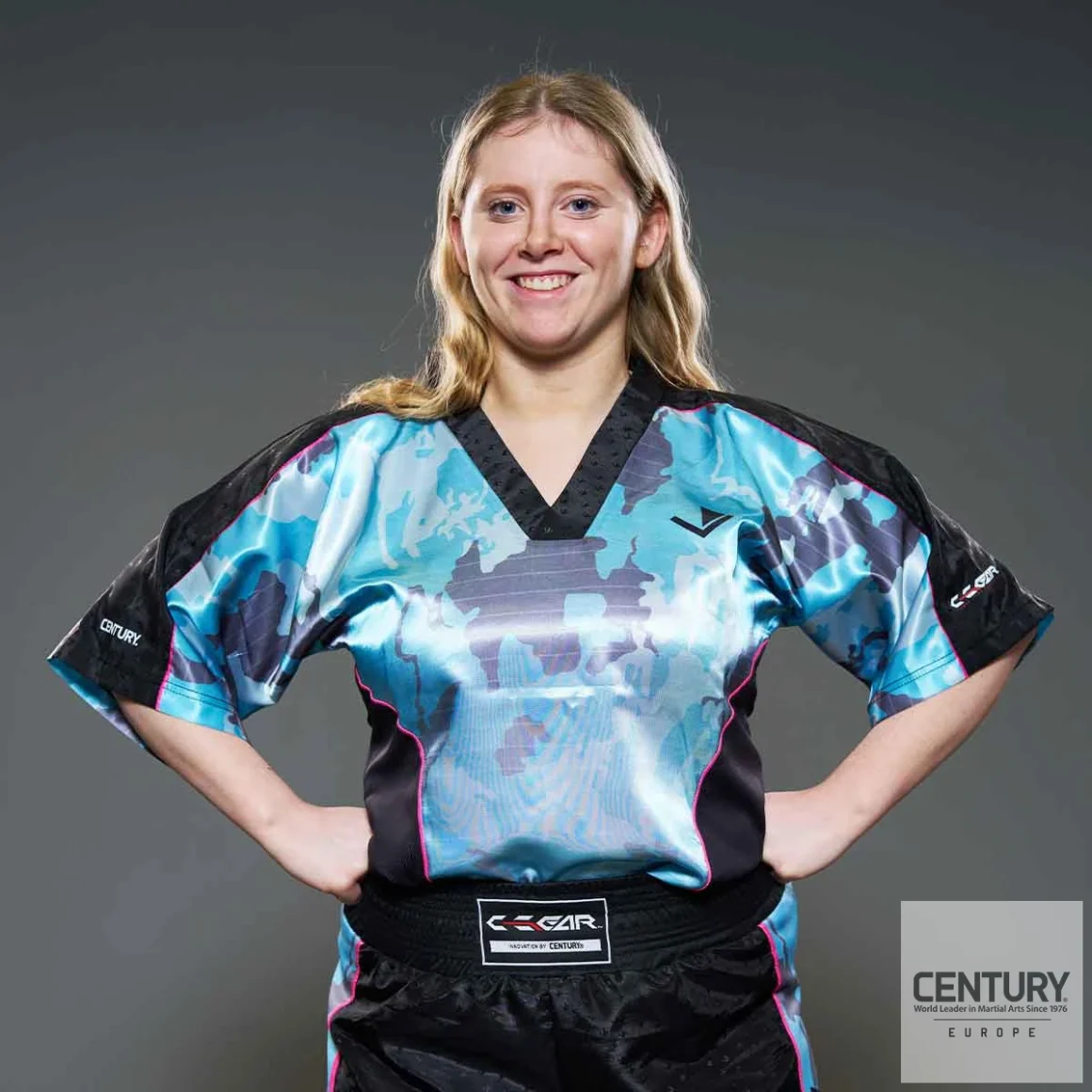 Century Uniform C-Gear Shirt Respect WAKO zertifiziert blaugrün - Vorderansicht an Sportlerin