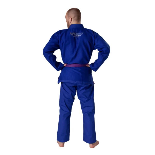 Danrho Brazilian Jiu Jitsu Anzug Legacy 400g blau - Rückansicht an männlicher Person