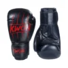 Kwon Boxhandschuhe Scratch Schwarz-Rot - Ansicht Paar Rückhand stehend und Innenhand auf Kopf stehend