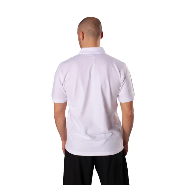 Kwon Poloshirt weiß - Rückansicht an einem Mann
