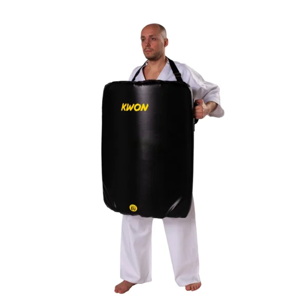 Kwon Schlagkissen Low-Kick XXL schwarz - Kampfkünstler trägt es am Hals und hält es mit beiden Händen fest