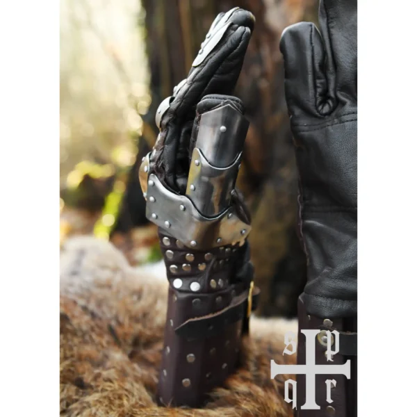 Battle Merchant Mittelalterliche Panzerhandschuhe Typ 3 braun - Ansicht auf Fell