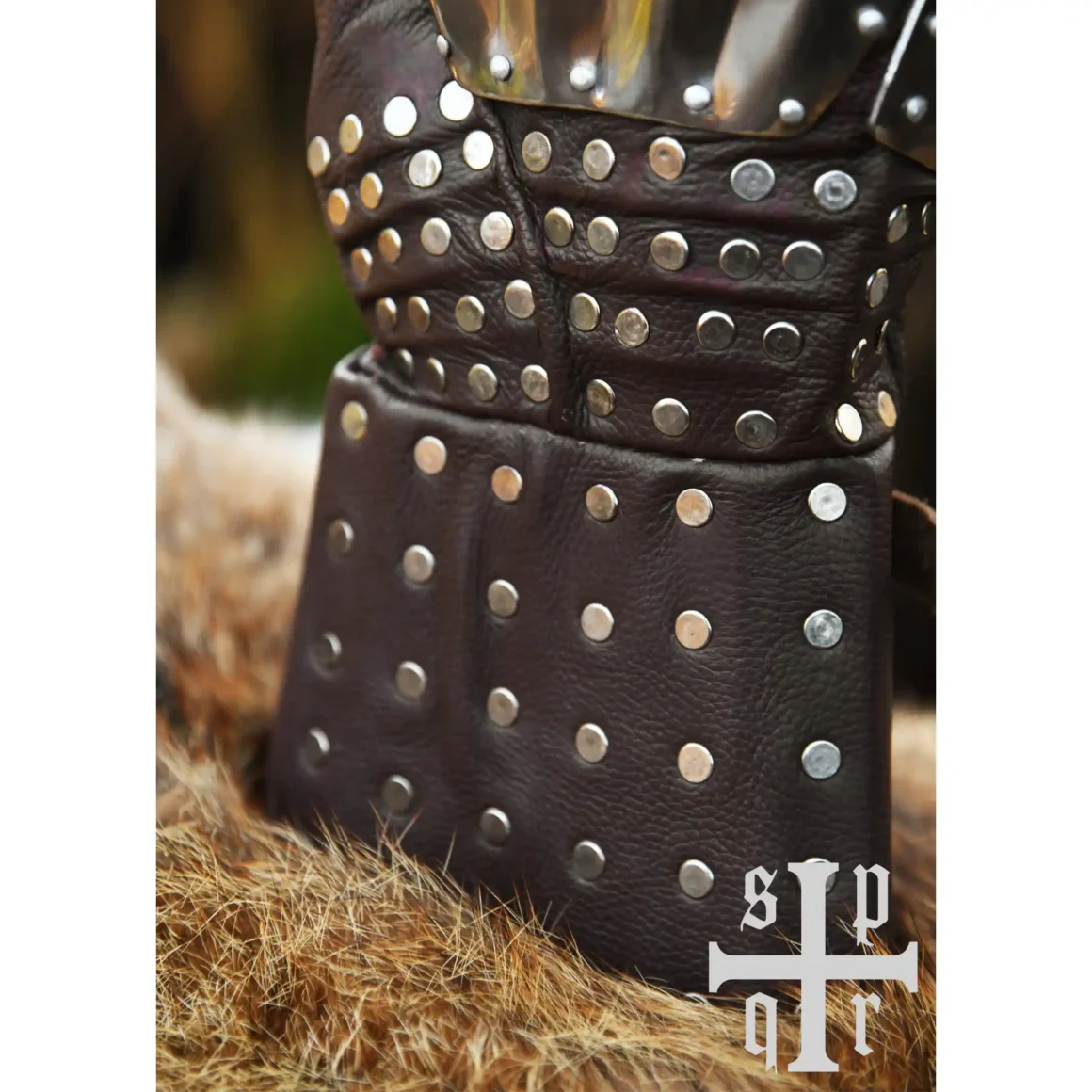 Battle Merchant Mittelalterliche Panzerhandschuhe Typ 3 braun - Ansicht auf Fell Nahaufnahme