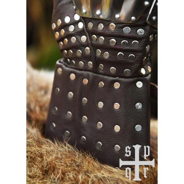 Battle Merchant Mittelalterliche Panzerhandschuhe Typ 3 braun - Ansicht auf Fell Nahaufnahme