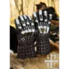 Battle Merchant Mittelalterliche Panzerhandschuhe Typ 3 schwarz - Paar Ansicht auf Fell