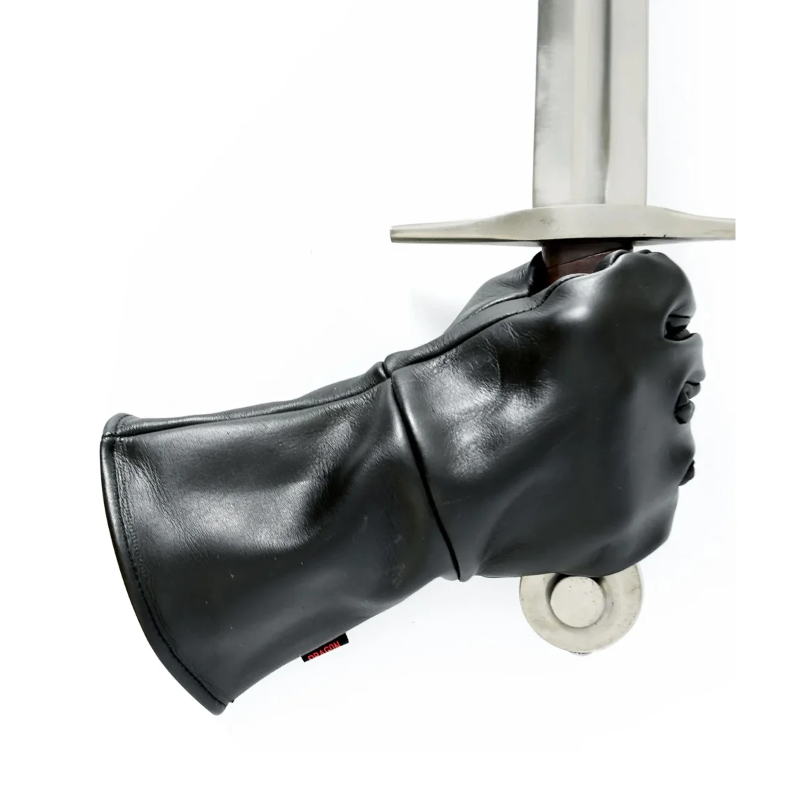 Red Dragon Armoury Hema Schwertkämpferhandschuhe - hält Schwert in der Hand Teilansicht