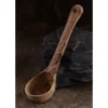 Battle Merchant Schöpfkelle Olivenholz ca. 26 cm - Kelle auf Fell und Griff an einen schwarzen Stein gelehnt
