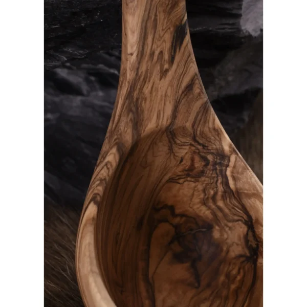 Battle Merchant Schöpfkelle Olivenholz ca. 26 cm - Kelle auf Fell und an schwarzen Stein gelehnt