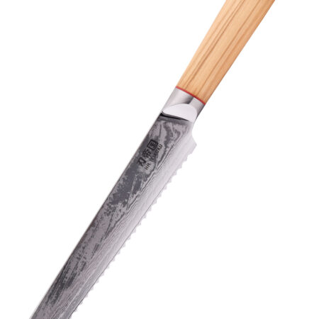 Ha Teikoku Brotmesser Damaststahl Olivenholz - Klinge zeigt nach unten links, auf einem weißen Hintergrund