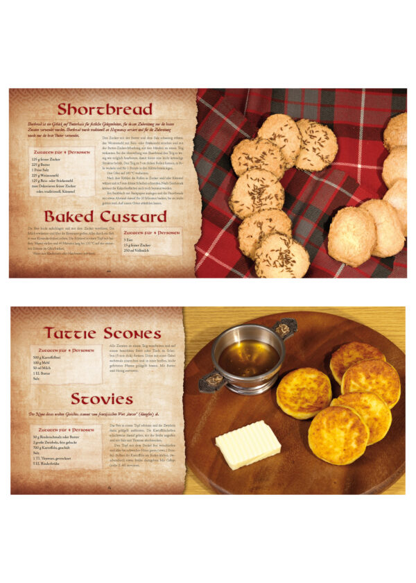 Das Highlander Kochbuch von Fiona Bondzio Bildausschnitt - Oben: Rezeptseiten für „Shortbread“ und „Baked Custard“, daneben Buttergebäck auf kariertem Tartan-Stoff. Unten: Rezeptseiten für „Tattie Scones“ und „Stovies“ mit einem Teller, auf dem goldbraune Scones, Butter und ein kleiner Metallbecher mit Honig zu sehen sind