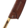 Condor Norse Dragon Cleaver Carbonstahl Hickoryholz - Klinge nach oben rechts zeigend mit Lederhülle ummantelt, auf einem weißen Hintergrund