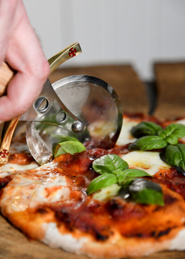 Battle Merchant Pizzaschneider Pizzaroller Templer Schwert Edelstahl, Eschenholz, Messing, Emaille - in einer Hand, die gerade die Pizza Mozarella schneidet