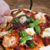 Battle Merchant Pizzaschneider Pizzaroller Templer Schwert Edelstahl, Eschenholz, Messing, Emaille - in einer Hand, die gerade die Pizza Mozarella schneidet, Ansicht von oben