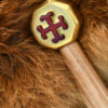 Battle Merchant Pizzaschneider Pizzaroller Templer Schwert Edelstahl, Eschenholz, Messing, Emaille - liegt auf einem Stück Tierfell, Nahaufnahme Griff