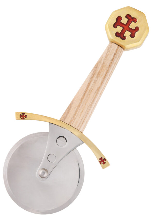 Battle Merchant Pizzaschneider Pizzaroller Templer Schwert Edelstahl, Eschenholz, Messing, Emaille - Schneide zeigt nach unten links, auf einem weißen Hintergrund