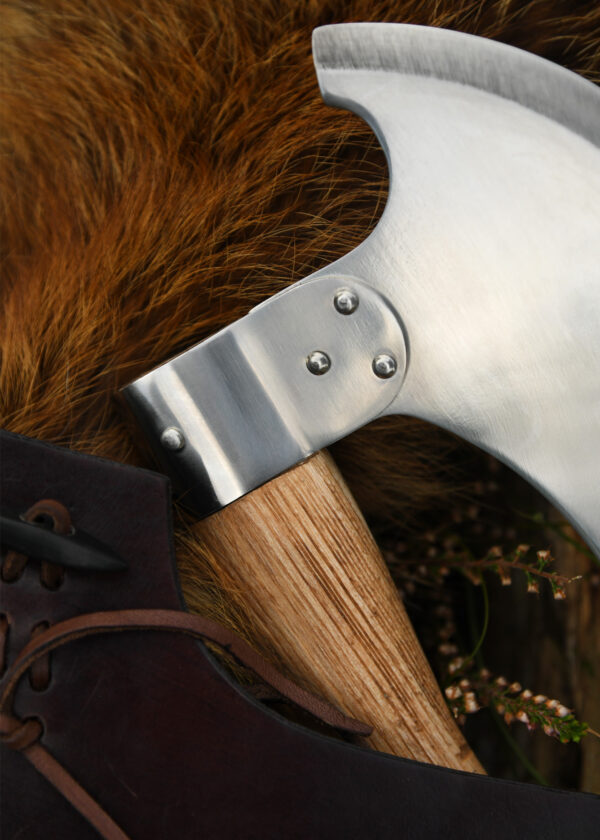 Battle Merchant Pizzaschneider Wiegemesser Wikinger Bartaxt für Pizza und Kräuter Edelstahl, Eschenholz - liegt auf einem Stück hellbraunem Fell mit einem teil der Hülle, Nahaufnahme