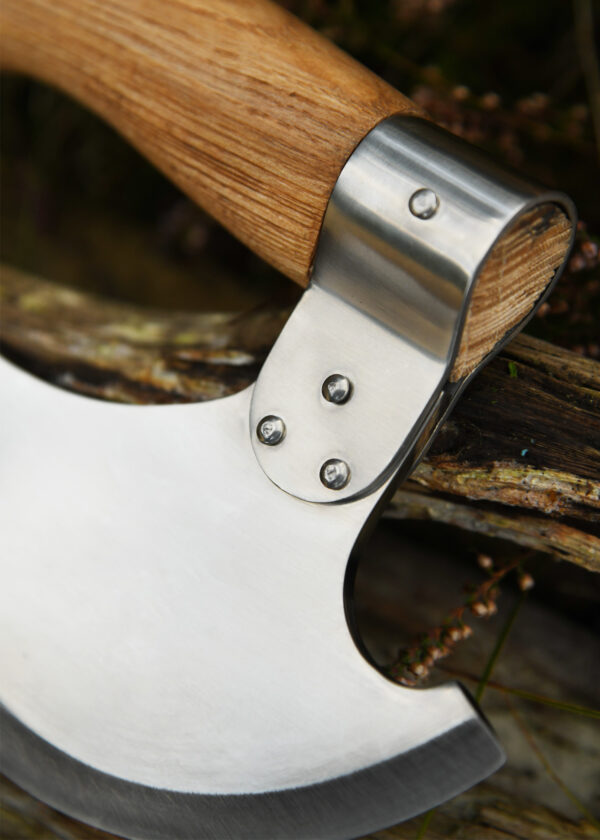 Battle Merchant Pizzaschneider Wiegemesser Wikinger Bartaxt für Pizza und Kräuter Edelstahl, Eschenholz - liegt auf einem Holzstück, Nahaufnahme Klinge