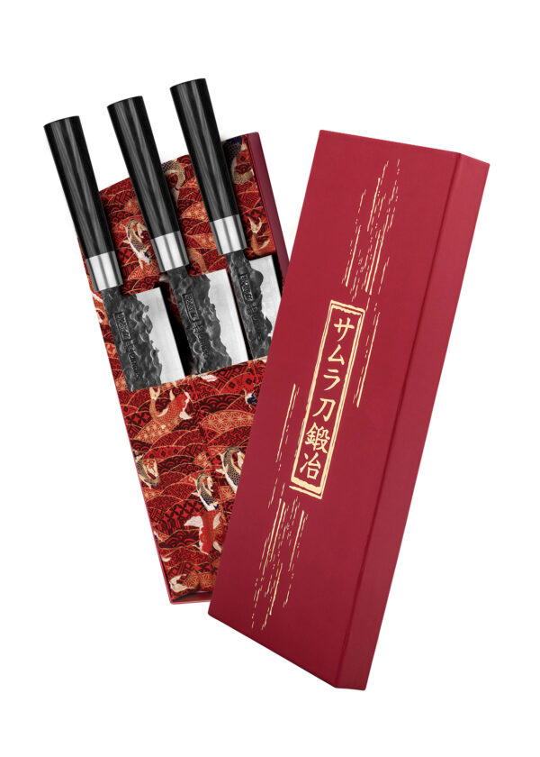 Samura Blacksmith Set aus 3 Küchenmessern schwarzer Griff - Set in geöffneter, roter Box mit asiatischen Mustern und goldener Schrift
