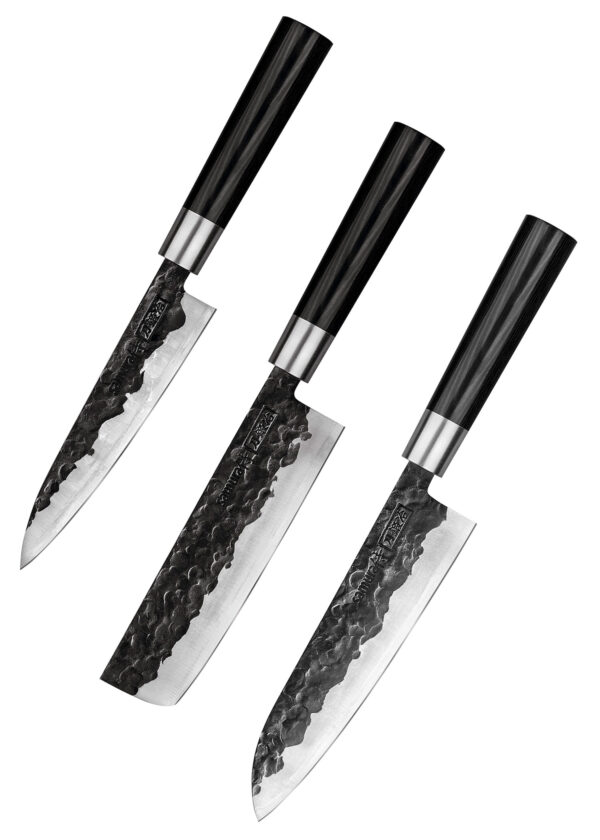 Samura Blacksmith Set aus 3 Küchenmessern schwarzer Griff - alle drei Größen mit der Klinge nach links unten auf einem weißen Hintergrund