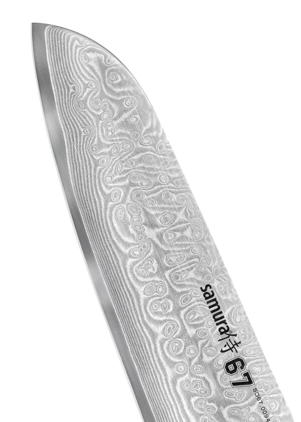 Samura Damascus 67 Santoku 7,0 Zoll, 175 mm Micarta Griff - Nahaufnahme Klinge zeigt nach links oben, auf einem weißen Hintergrund
