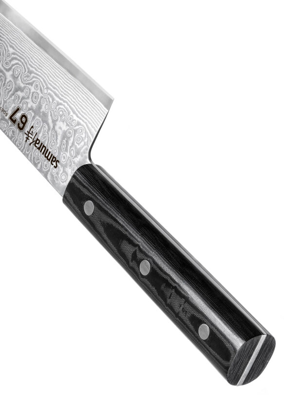 Samura Damascus 67 Santoku 7,0 Zoll, 175 mm Micarta Griff - Nahaufnahme Messer auf dem Rücken Griff und Klinge zeigt nach links oben, auf einem weißen Hintergrund
