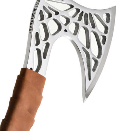 Samura Juggernaut Küchenbeil - Futuristische Axt nach rechts gedreht, mit durchbrochenem, netzartigem Design aus silbernem Metall, Klinge leicht gebogen mit brauner Lederummantelung am Griff auf einem weißen Hintergrund